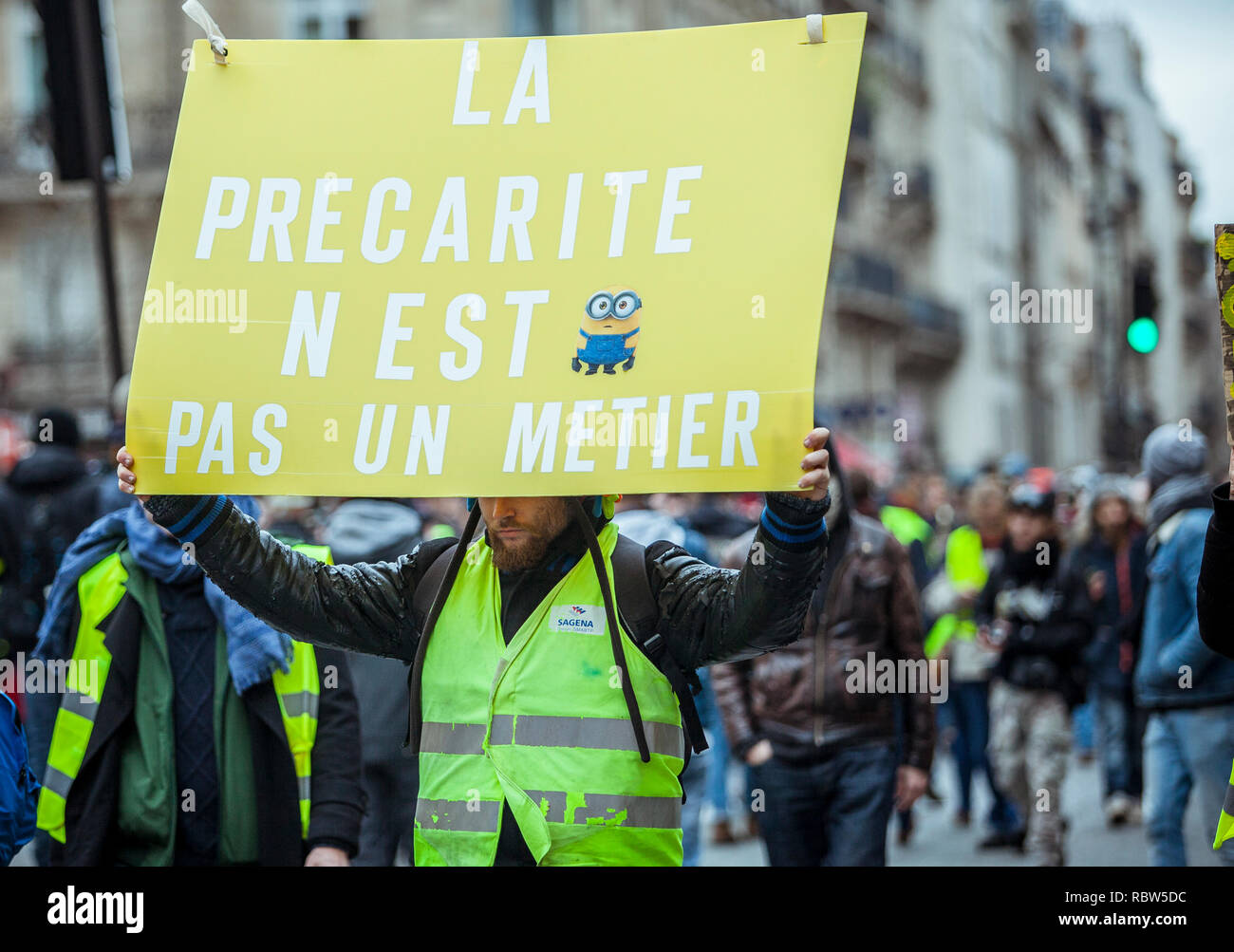 Paris, Frankreich. 12. Jan 2019. Tausende von Gelb (gilets Jaunes) Proteste in Paris fordert Senkung der Mineralölsteuern, Wiedereinführung der Solidaritätssteuer auf Vermögen, einen Mindestlohn zu erhöhen, und Emmanuel's Längestrich Rücktritt als Präsident von Frankreich. Credit: Norbu Gyachung/Alamy Leben Nachrichten. Stockfoto