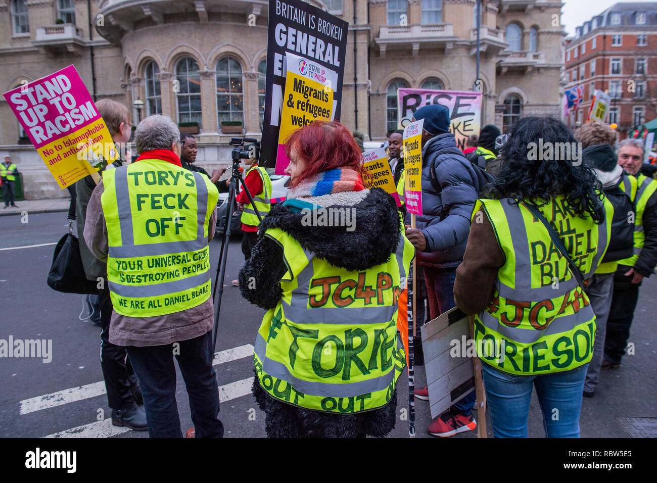 London, Großbritannien. 12. Januar, 2019. Großbritannien ist gebrochen - allgemeine Wahl! Außerhalb der BBC Portland Place gestartet. Eine UK-Version der Gelben Weste Proteste durch die Volksversammlung gegen Sparpolitik organisiert. Die Kampagnen gegen alle Schnitte, nicht weniger oder langsamer Schnitte. Keine Privatisierung. Keine rassistischen zum Sündenbock gemacht. Keine Räumungen. Credit: Guy Bell/Alamy leben Nachrichten Stockfoto