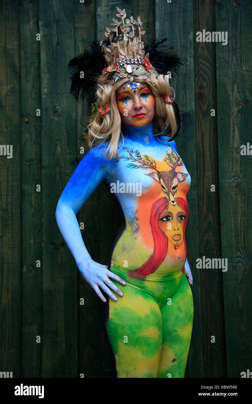 Glastonbury, Somerset, UK. 12. Januar, 2019. Das Glastonbury Body Art Festival jetzt in seinem zweiten Jahr, bringt Body Paint Künstler aus ganz Deutschland, Leben atmen Kunstwerke die in diesem Jahr das Thema zu malen ist Götter und Göttinnen. Die Show wird sammeln Geld für den lokalen Kinder Welt liebe Credit: Natasha Quarmby/Alamy leben Nachrichten Stockfoto