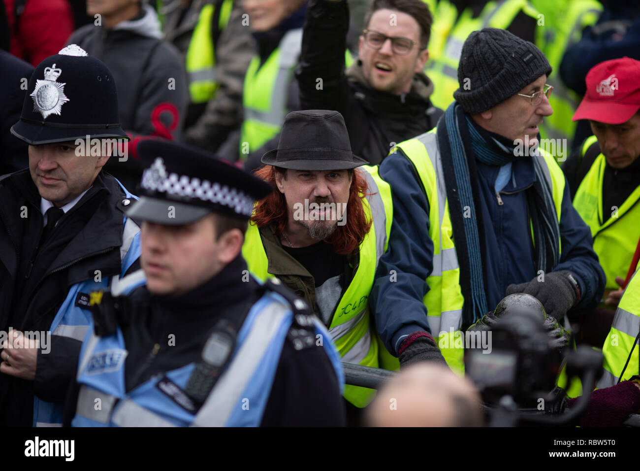 London, Großbritannien. 12 Jan, 2018. Ein Demonstrator gesehen bei einem Zähler demonstrator Schreien während der Volksversammlung Rallye. Tausende in London für die "Volksversammlung gegen Sparpolitik" durch Proteste der französischen 'gelbe Weste' aufmerksam zu Sparmaßnahmen, die die Armen hart getroffen haben, inspiriert sammelte. Credit: Ryan Ashcroft/SOPA Images/ZUMA Draht/Alamy leben Nachrichten Stockfoto