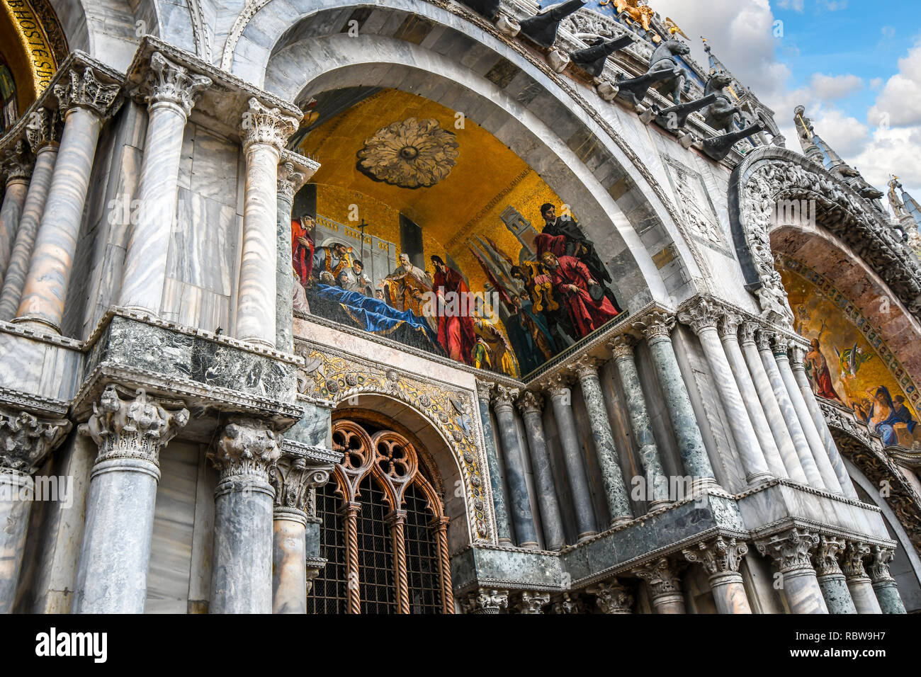 Goldene Mosaike schmücken die Fassade der Patriarchal-kathedrale Basilika des Heiligen Markus, die gemeinhin als Saint Mark's Basilika, in Venedig, Italien Stockfoto