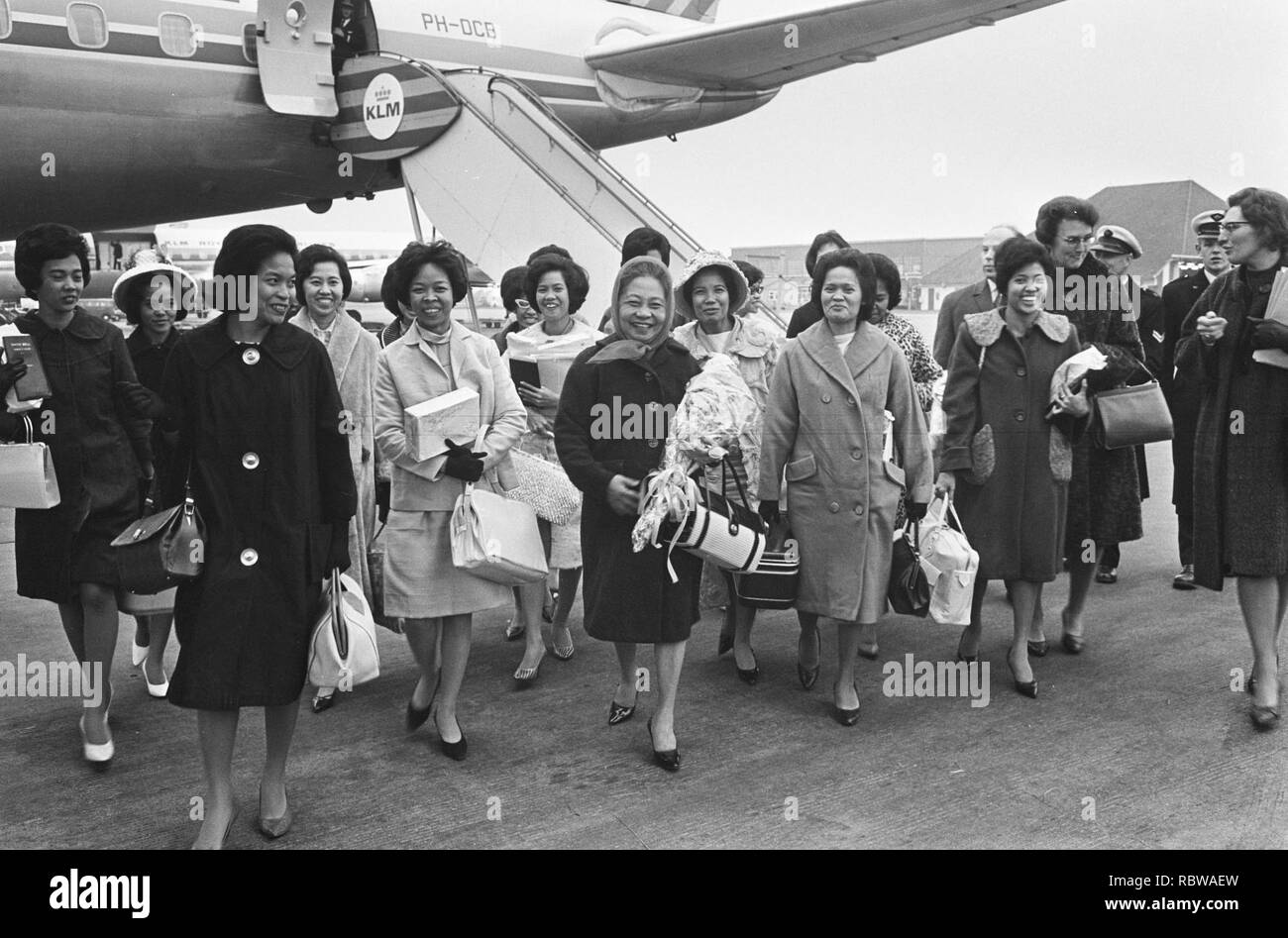 Aankomst 20 verpleegsters uit Manilla op Schiphol, aankom Bestanddeelnr verpleegsters, 917-0789. Stockfoto