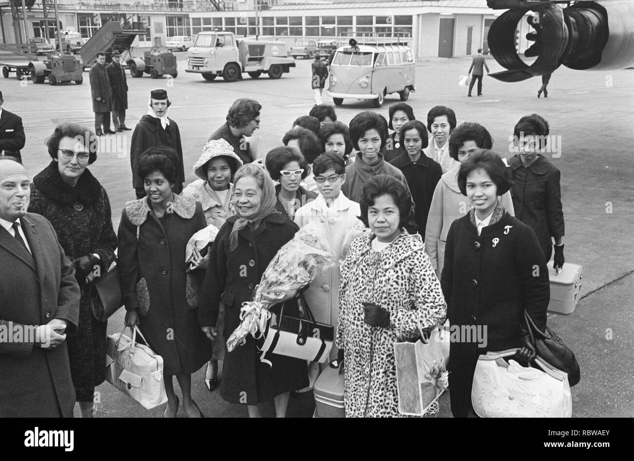 Aankomst 20 verpleegsters uit Manilla op Schiphol, aankom Bestanddeelnr verpleegsters, 917-0791. Stockfoto