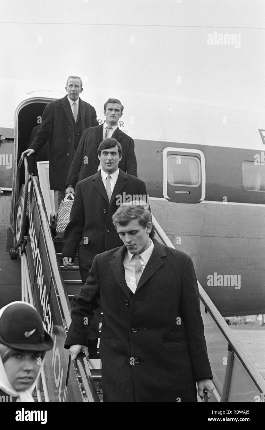 Aankomst Ajax op Schiphol, v.b.n.b. Henk Groot, Ronnie Boogaard (Bestanddeelnr reservekeeper), 920-1484. Stockfoto