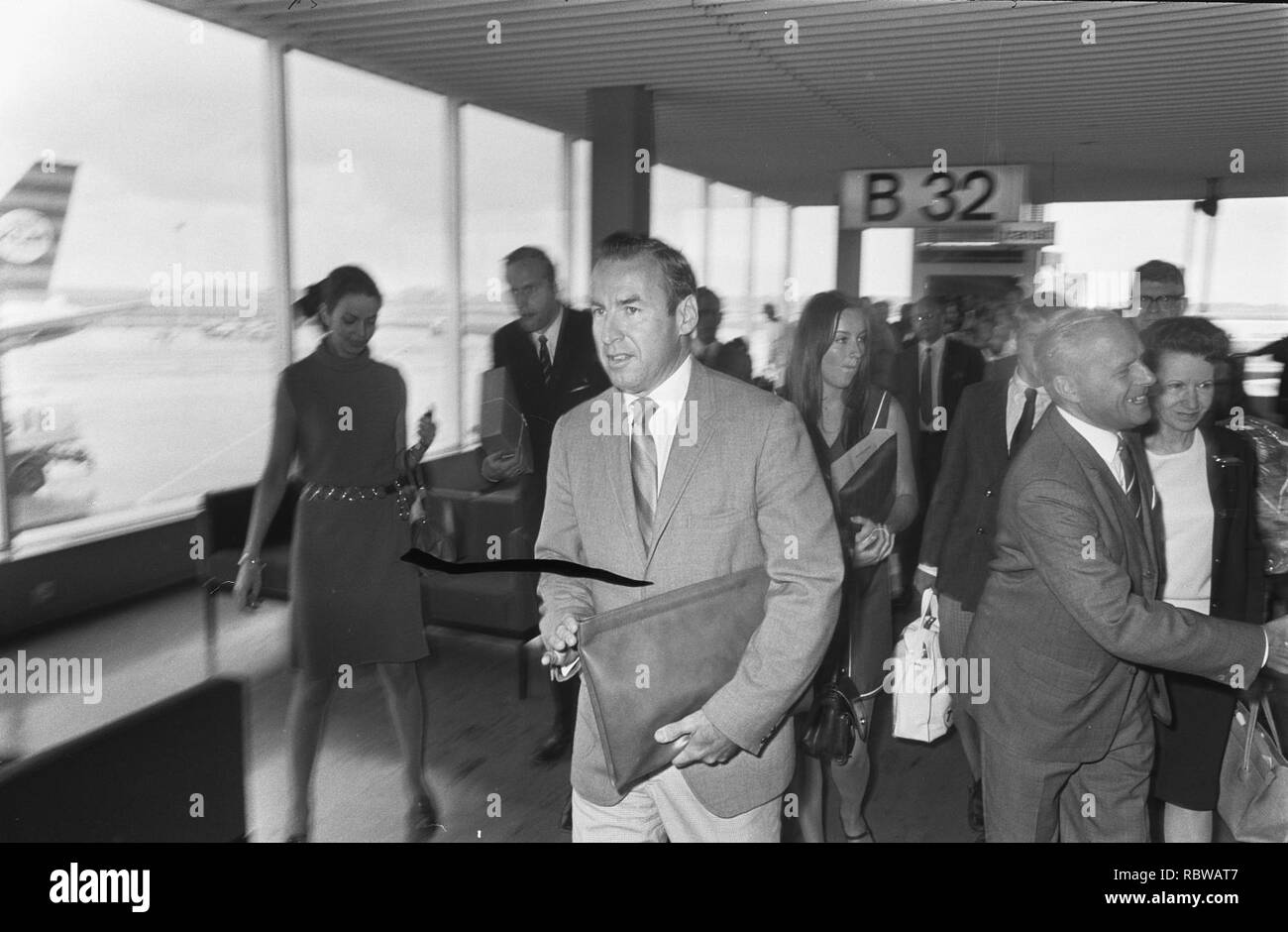 Aankomst Astronauten James Lovell (USA) met echtgenote en 2 Kinderen op Schiphol (, Bestanddeelnr 934-6524. Stockfoto Aankomst Astronauten James Lovell (USA) met echtgenote en 2 Kinderen op Schiphol (, Bestanddeelnr 934-6524. Stockfoto