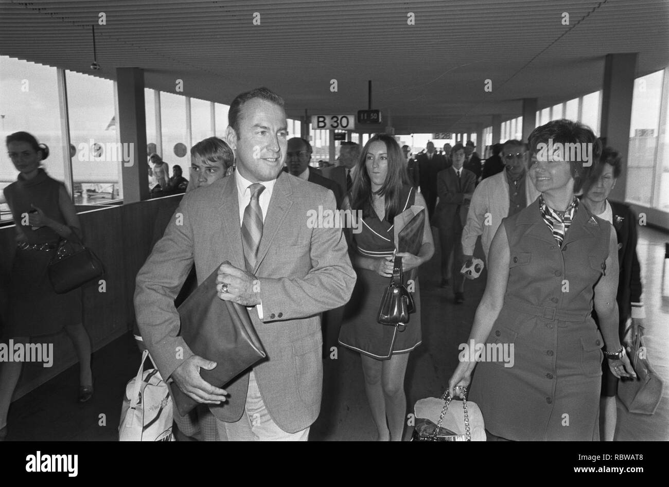 Aankomst Astronauten James Lovell (USA) met echtgenote en 2 Kinderen op Schiphol, Bestanddeelnr 922-7245. Stockfoto Aankomst Astronauten James Lovell (USA) met echtgenote en 2 Kinderen op Schiphol, Bestanddeelnr 922-7245. Stockfoto
