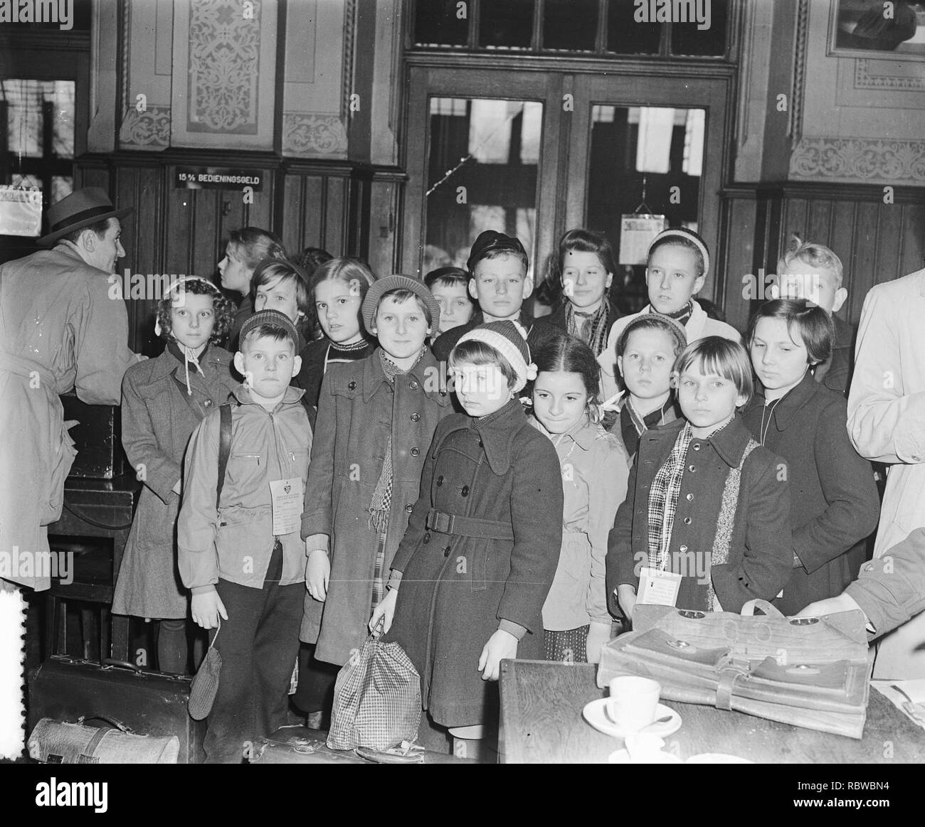 Aankomst Duitse kinderen op Centraal Station Amsterdam, Bestanddeelnr 906-0952. Stockfoto