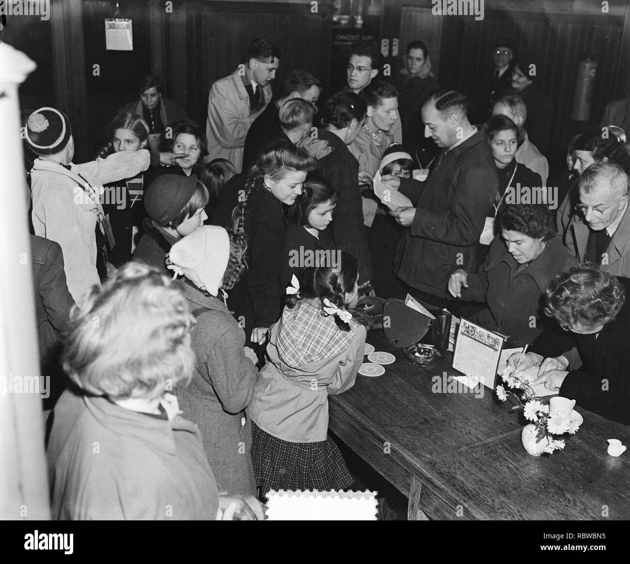 Aankomst Duitse kinderen op Centraal Station Amsterdam, Bestanddeelnr 906-0953. Stockfoto