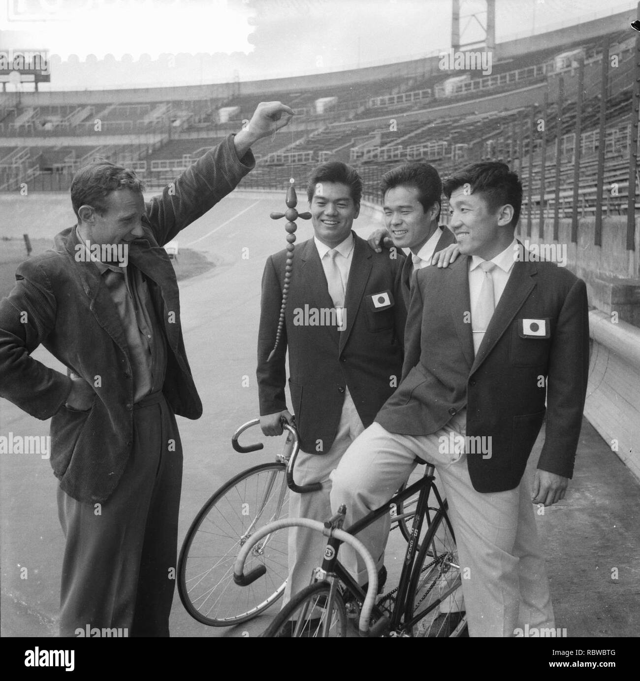 Aankomst eerste Renners van de wereldkampioenschap wielrennen, vlnr de Japan, Bestanddeelnr 910-5663. Stockfoto