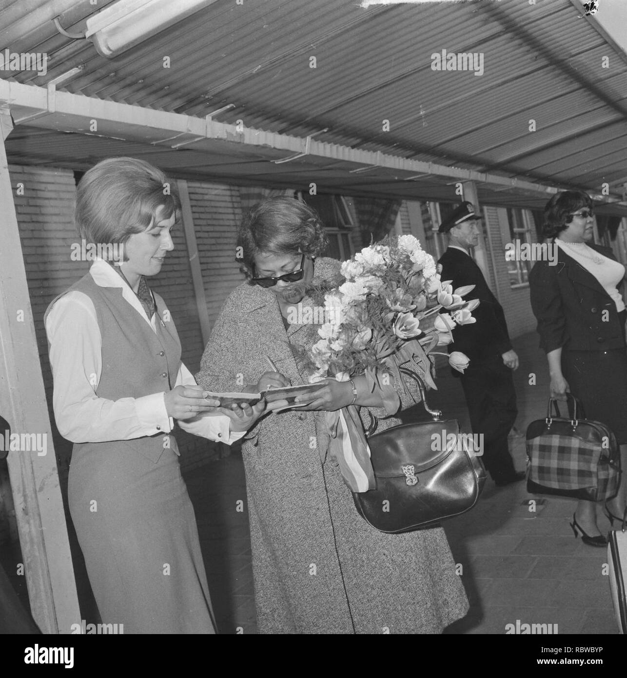 Aankomst Ella Fitzgerald op Schiphol, een Fan krijgt Bestanddeelnr handtekening, 917-6032. Stockfoto