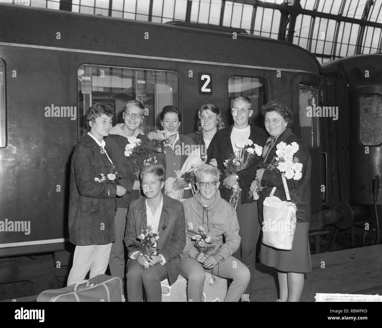 Aankomst te op Centraal Station Amsterdam de zwemsters van HDZ, Bestanddeelnr 914-1491. Stockfoto