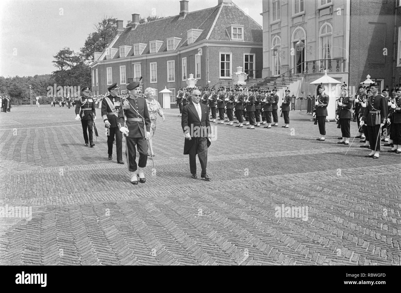 Aankomst Präsident Bourguiba bij Huis ten Bosch met Koningin Juliana de Prins, Bestanddeelnr 919-3297. Stockfoto