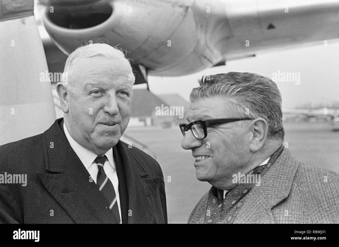 Aankomst Sir Stanley Rous op Schiphol, afgehaald Tür Lo Brunt (rechts), Bestanddeelnr 918-9827. Stockfoto