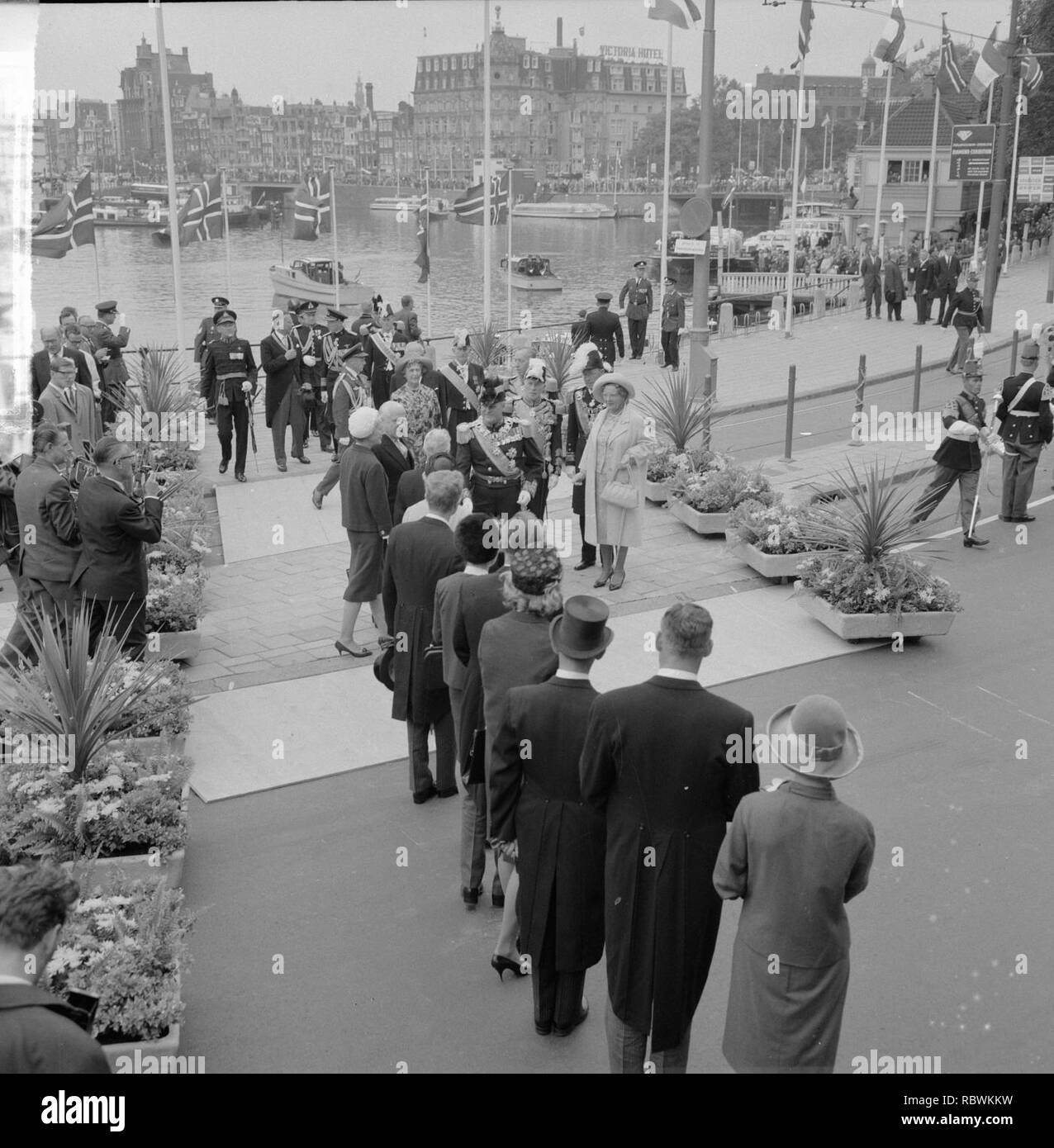 Aankomst van Koning Olav voor Centraal Station Amsterdam, Bestanddeelnr 916-8557. Stockfoto
