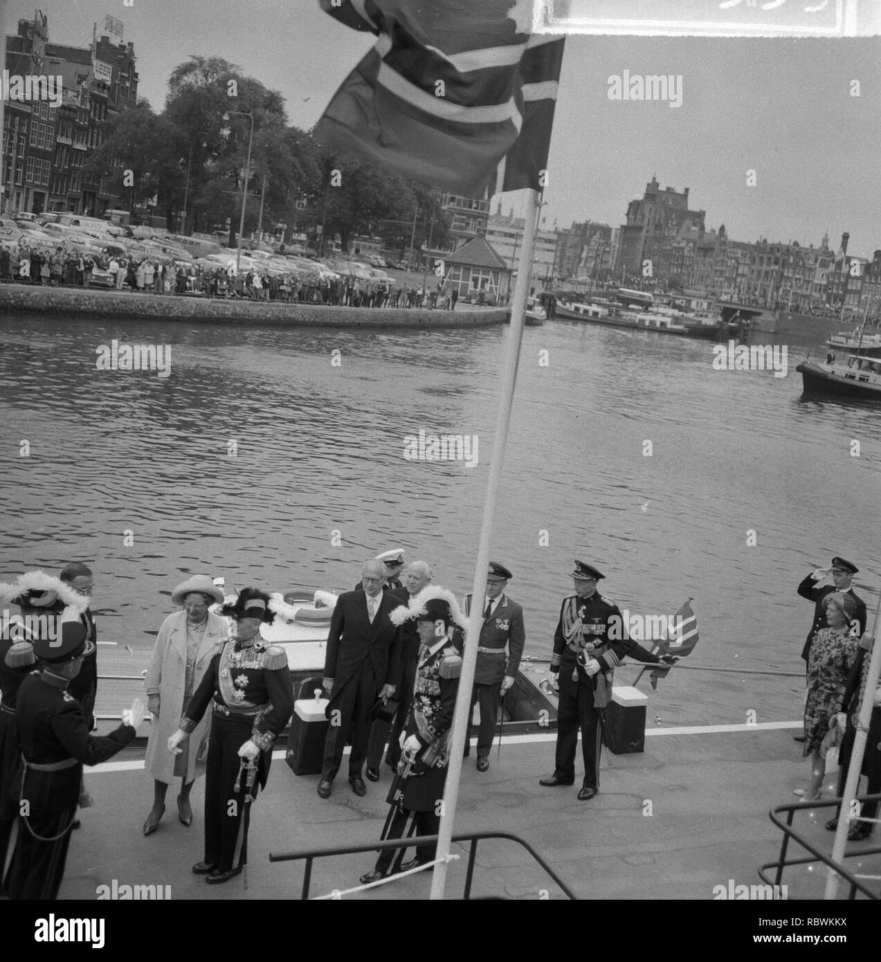 Aankomst van Koning Olav voor Centraal Station Amsterdam, Bestanddeelnr 916-8559. Stockfoto