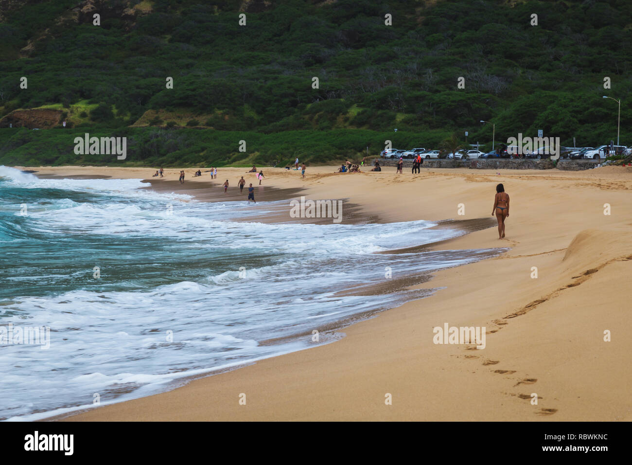Oahu Strand mit großen Wellen und viele Menschen auf Sand Stockfoto