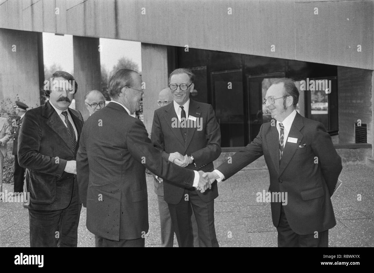 Aankomst van Prins Bernhardt, Burgemeester van der Louw (l), Bestanddeelnr 930-4243. Stockfoto