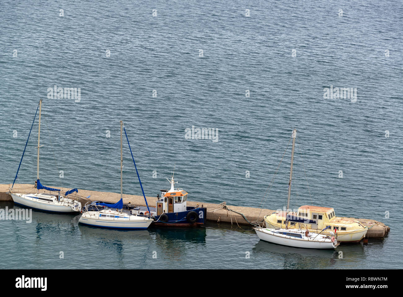 Blick auf die Boote in einem Dock in Korfu, Griechenland Stockfoto