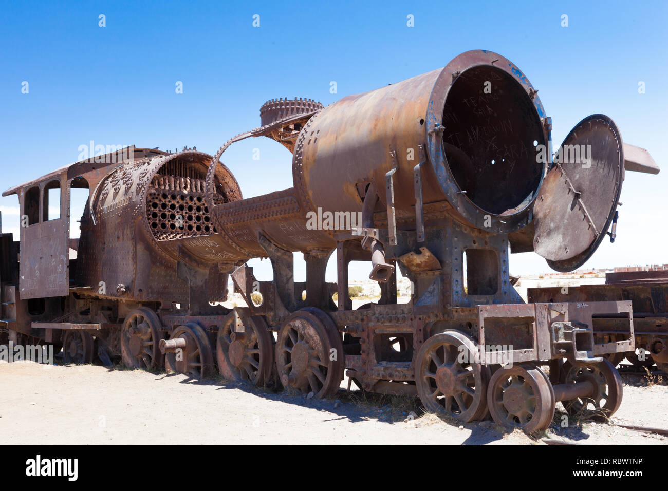Der Zug Friedhof außerhalb von Uyuni, Bolivien, enthält eine große Anzahl von abgebrochenen Lokomotiven einen einmaligen skulpturale Funktion in der Wüste. Stockfoto