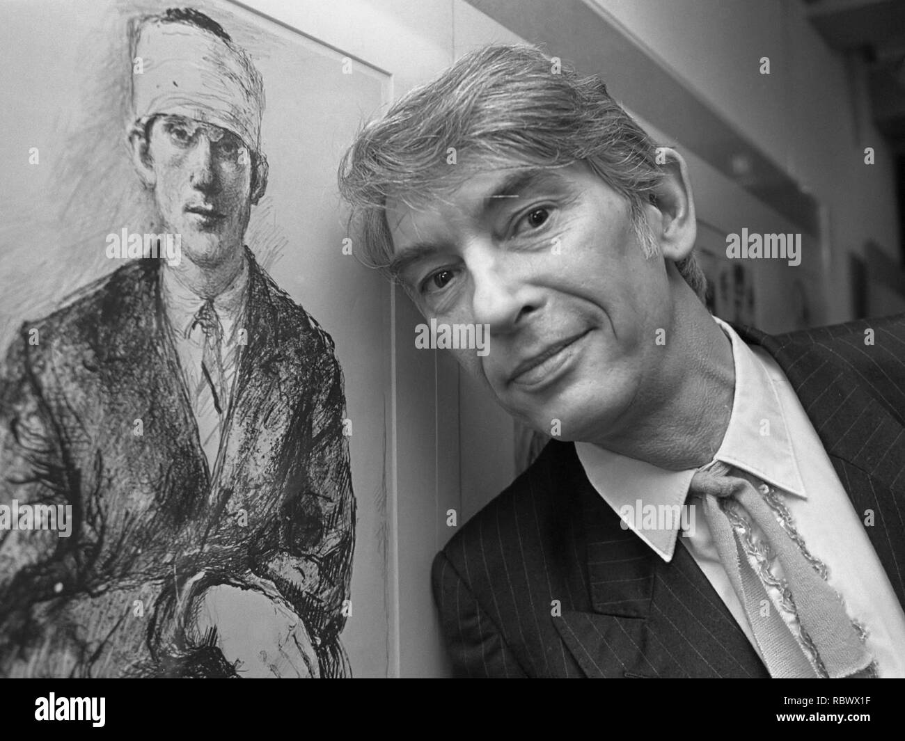 Tentoonstelling Aat Veldhoen in AHM; Aat Veldhoen bij portret van Bart Hughes * 13 Januar 1987 Aat Veldhoen (1987). Stockfoto