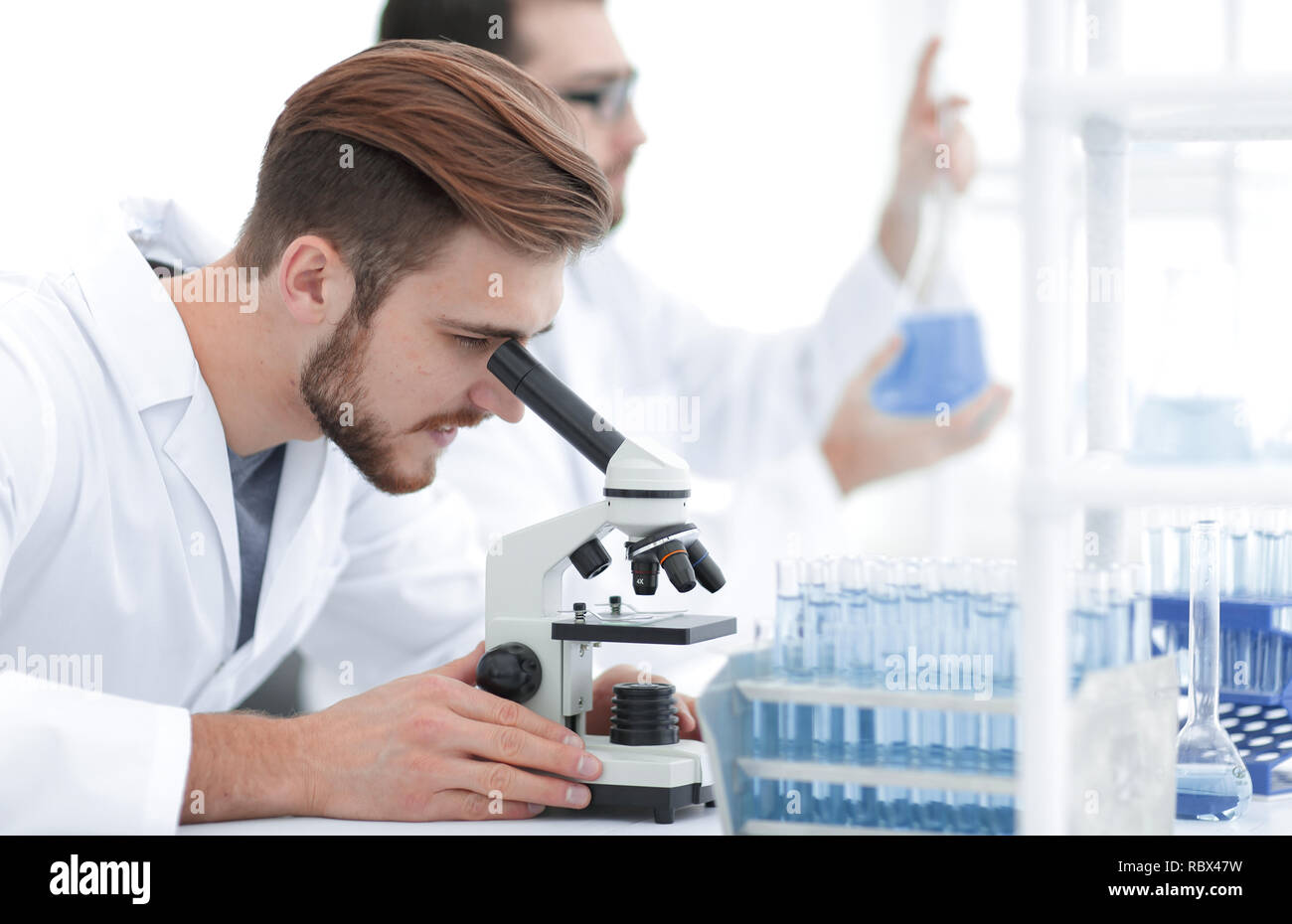 Männliche Forscher der Durchführung wissenschaftlicher Forschung in einem Labor Stockfoto