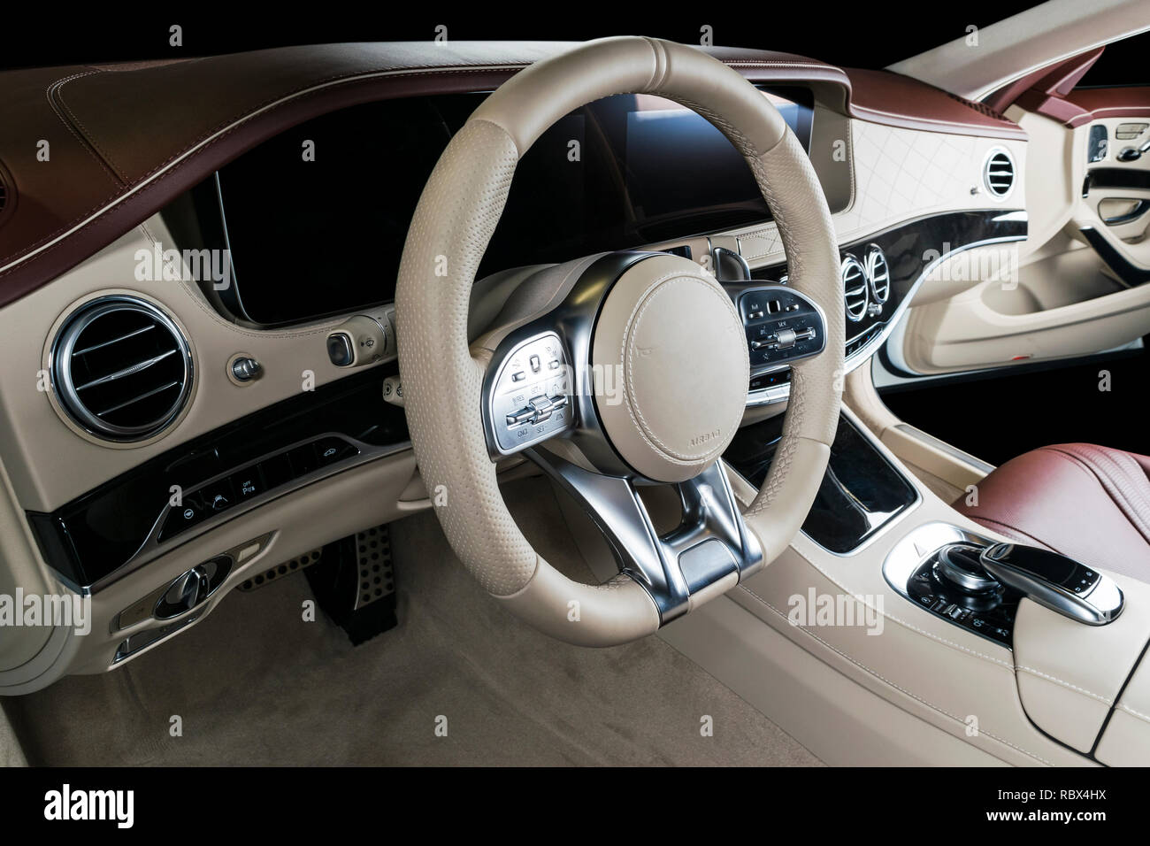 Innenraum Luxus. Innenraum der Prestige modernes Auto. Leder