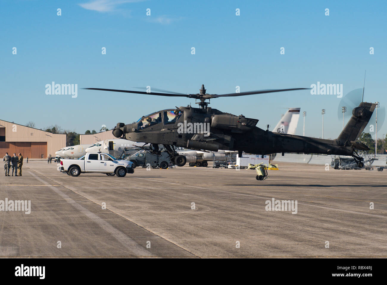 Eine AH-64D Apache Helikopter schwebt neben E-8C Joint STARS Flugzeuge vor der Abfahrt Robins Air Force Base (AFB), Ga., Jan. 10, 2019. U.S. Army Chief Warrant Officer 2 William Klinger, Pilot in Command, und Chief Warrant Officer 2 Andrew Williamson, Pilot, aus der Dritten Infanterie Division, 3rd Combat Aviation Brigade, 3/17 Reiterregiment, Hunter Army Airfield, Ga, flog der Hubschrauber Robins AFB mit Soldaten und Piloten von Team JSTARS zu treffen, um Sie von den Fähigkeiten des AH-64D Apache zu informieren und mehr über die Fähigkeiten des E-8C Joint STARS erfahren. (U.S. Air National Guard pho Stockfoto