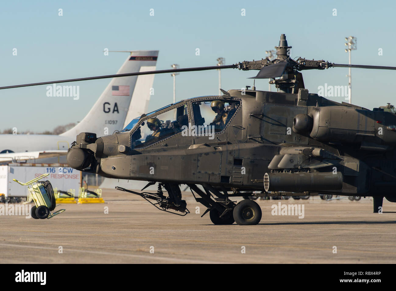 Eine AH-64D Apache Helikopter sitzt auf der Flightline neben E-8C Joint Flugzeuge Sterne nach der Ankunft in Robins Air Force Base (AFB), Ga., Jan. 10, 2019. U.S. Army Chief Warrant Officer 2 William Klinger, Pilot in Command, und Chief Warrant Officer 2 Andrew Williamson, Pilot, aus der Dritten Infanterie Division, 3rd Combat Aviation Brigade, 3/17 Reiterregiment, Hunter Army Airfield, Ga, flog der Hubschrauber Robins AFB mit Soldaten und Piloten von Team JSTARS zu treffen, um Sie von den Fähigkeiten des AH-64D Apache zu informieren und mehr über die Fähigkeiten des E-8C Joint STARS erfahren. (U.S. Air Nat Stockfoto