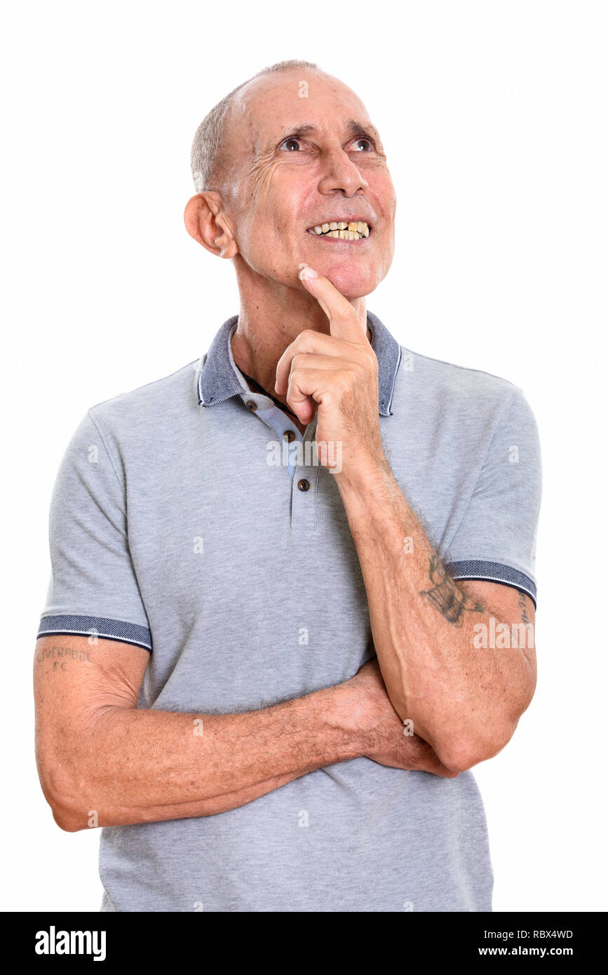 Studio shot von Happy älterer Mann lächelnd beim Denken Stockfoto