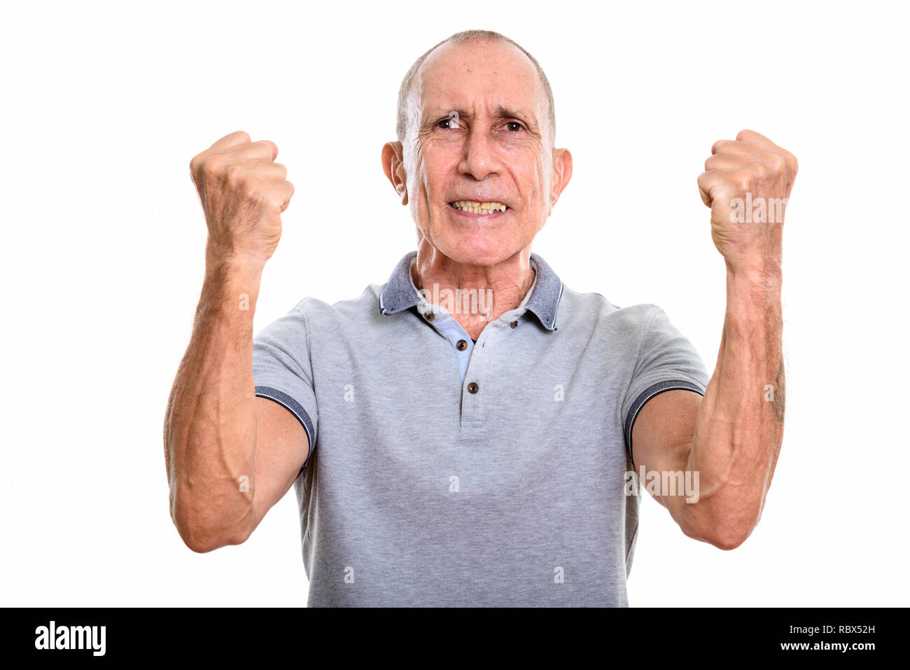 Studio shot der verärgerten älterer Mann mit beiden Armen angehoben Stockfoto