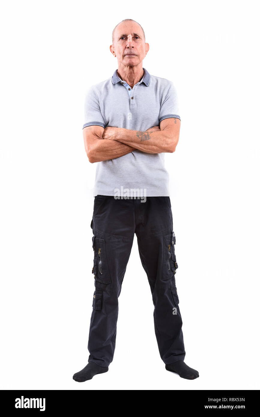Voller Körper geschossen der älteren Mann mit verschränkten Armen Stockfoto