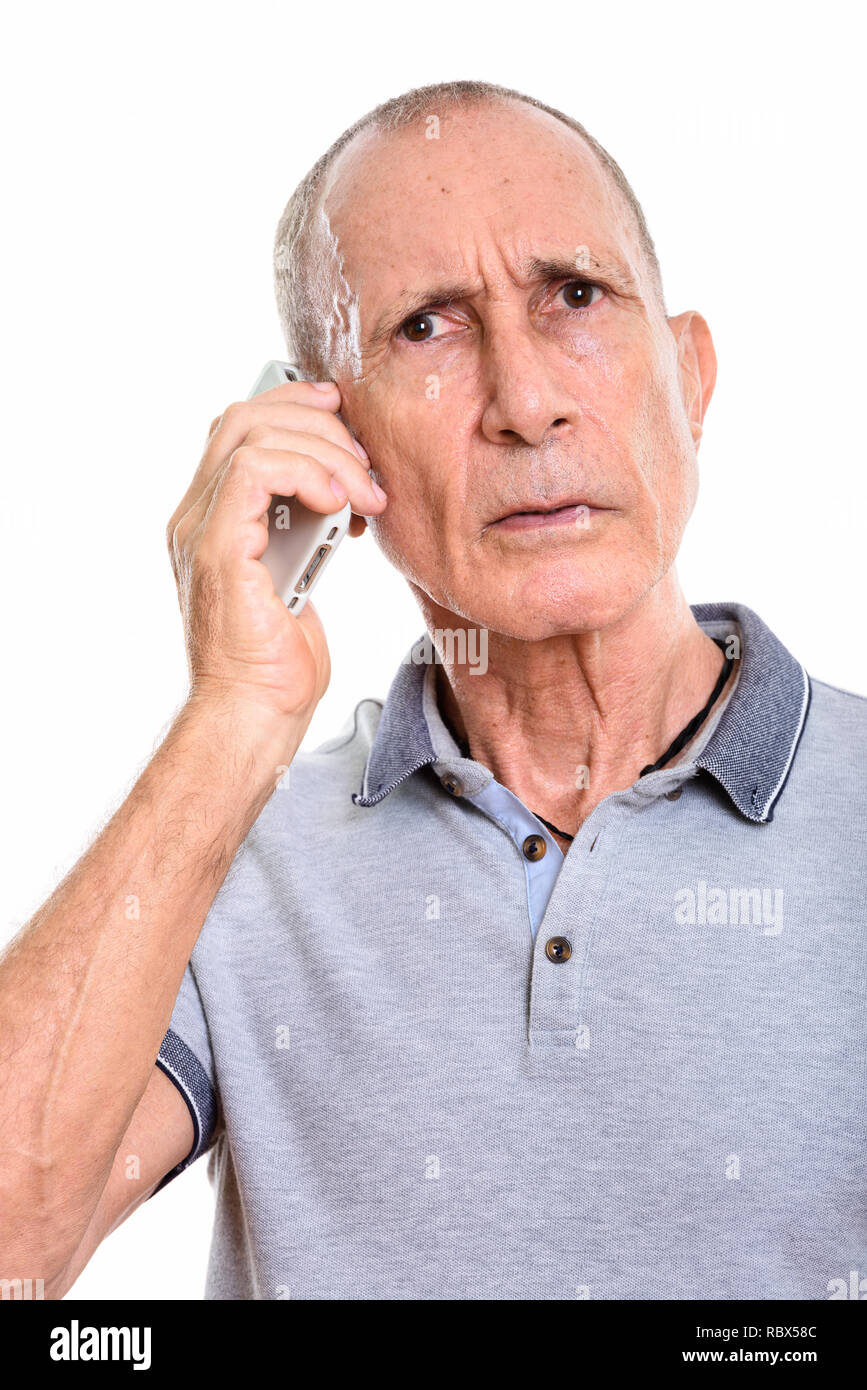 Angesichts der wütenden älterer Mann Gespräch am Handy Stockfoto
