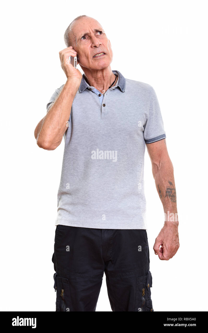 Studio shot der älteren Mann und Gespräch am Handy w Stockfoto