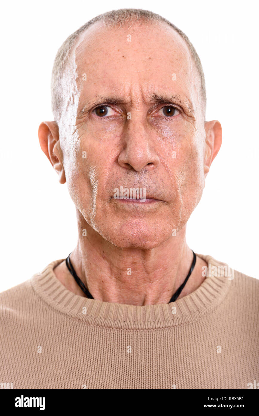 Gesicht des älteren Mannes vor weißem Hintergrund Stockfoto