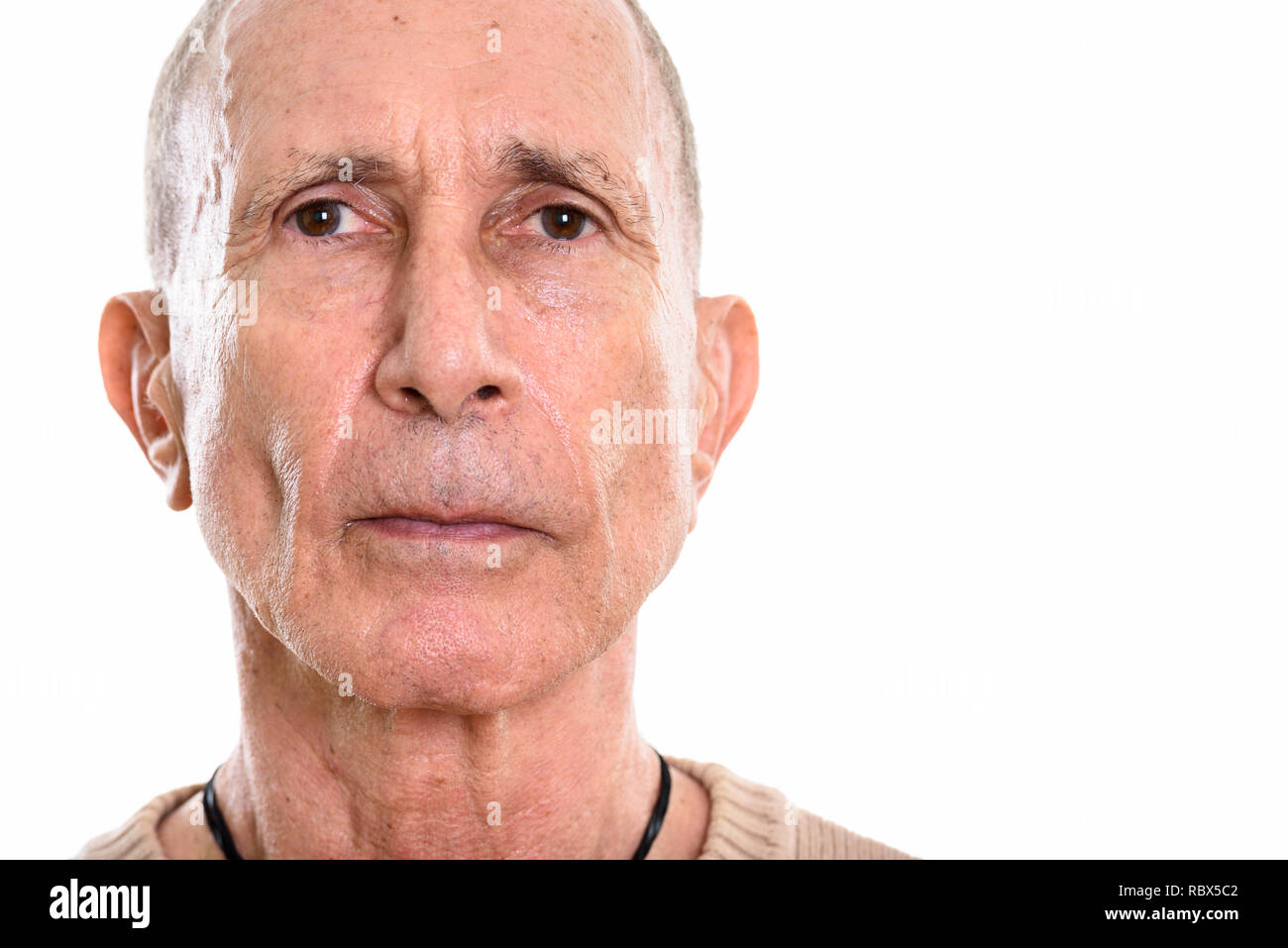 Der ältere Mann Gesicht vor weißem Hintergrund Stockfoto