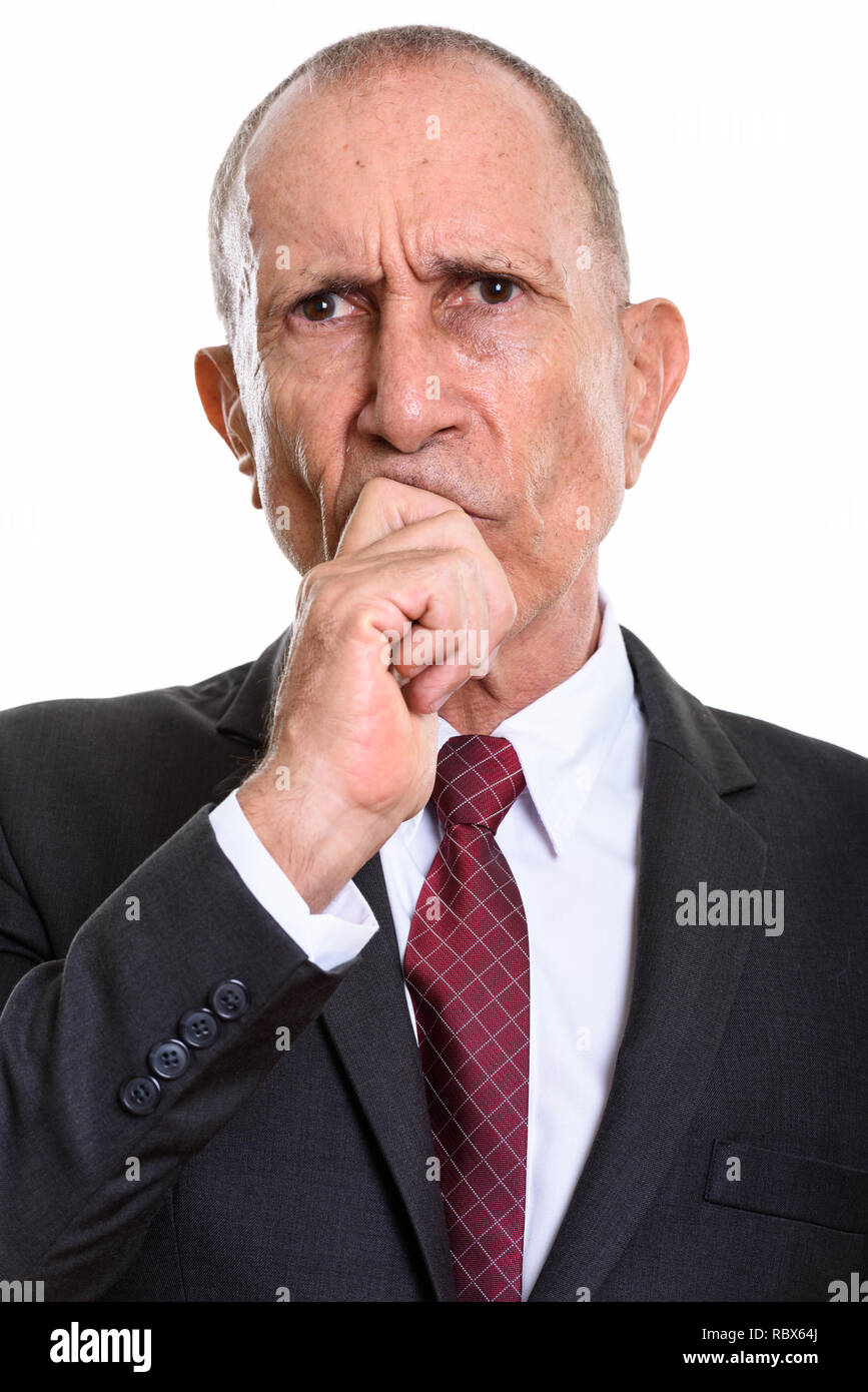 Angesichts des zornigen älteren Geschäftsmann Denken gegen weißem Hintergrund Stockfoto