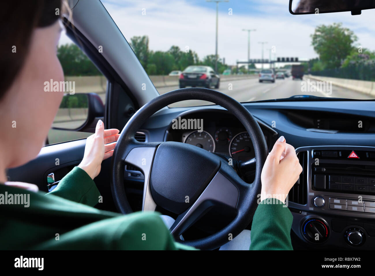 Nahaufnahme einer Frau Reisen durch modernes Auto Fahren Stockfoto