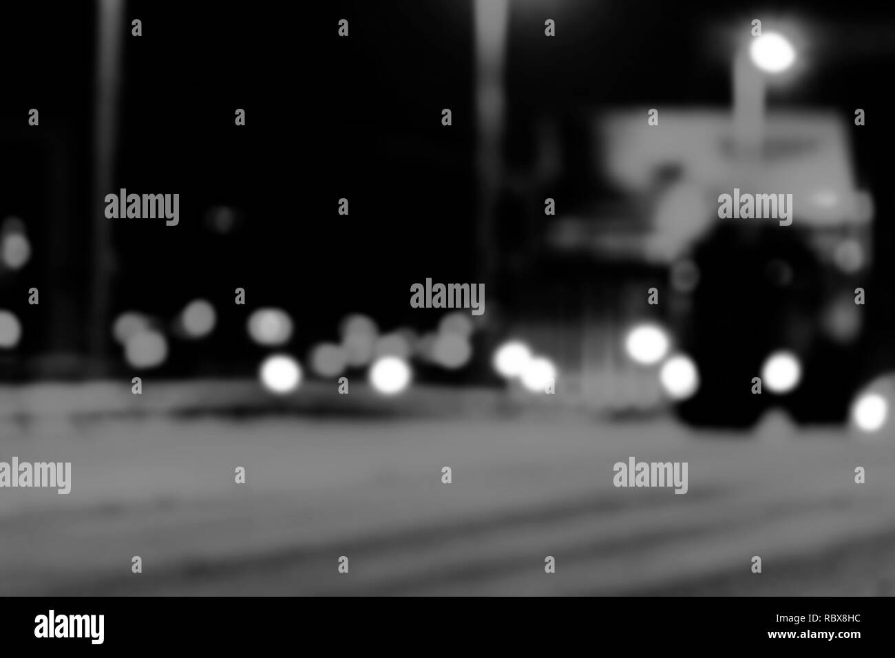 Blick auf die Stadt in der Nacht verwischen. Stadt Geschwindigkeit Ampel verschwommenen Foto. Das Leben auf der Straße bokeh Bild. Straße mit Verkehr und Autos defokussierten Bild. Straße in großen ci Stockfoto