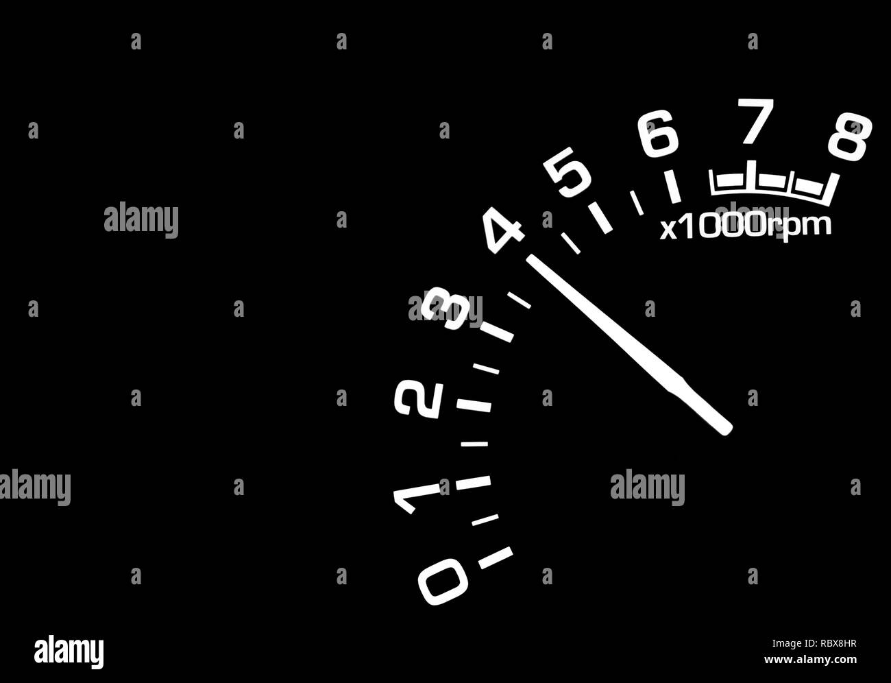 Innenraum Armaturenbrett Details mit der Instrumententafel. Dashboard closeup mit sichtbaren Tachometer. Tageskilometerzähler, Drehzahlmesser. Von Autoteilen. Schwarz und Weiß Stockfoto