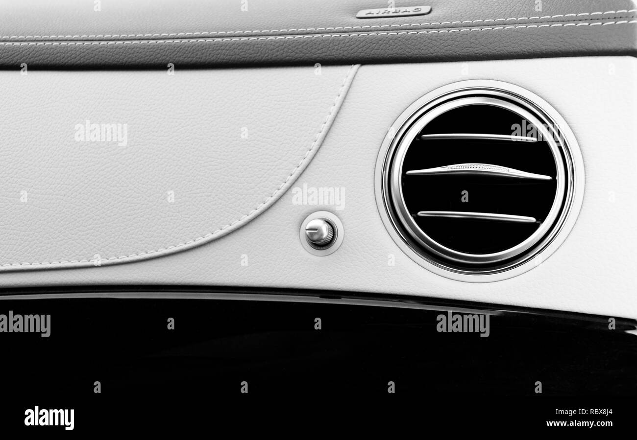 AC Lüftung Deck Luxus Auto Innenraum. Moderne Innenraum Details weißes Leder, natürlichem Holz. Schwarz und Weiß Stockfoto
