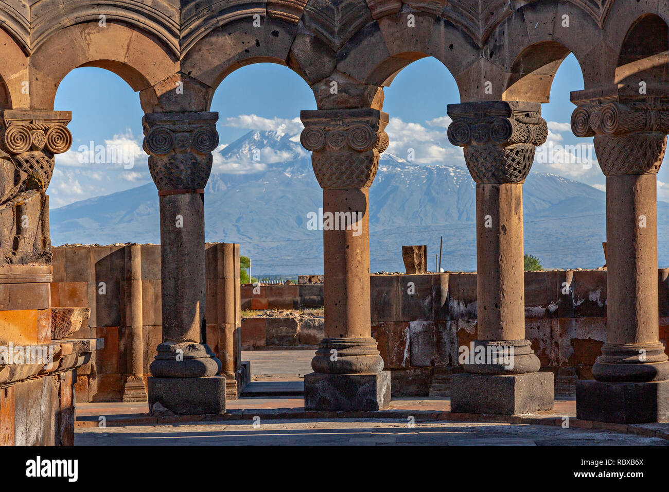 Antiken Säulen in die Überreste des Tempels von Zvartnots und den Berg Ararat im Hintergrund, in Eriwan, Armenien. Stockfoto