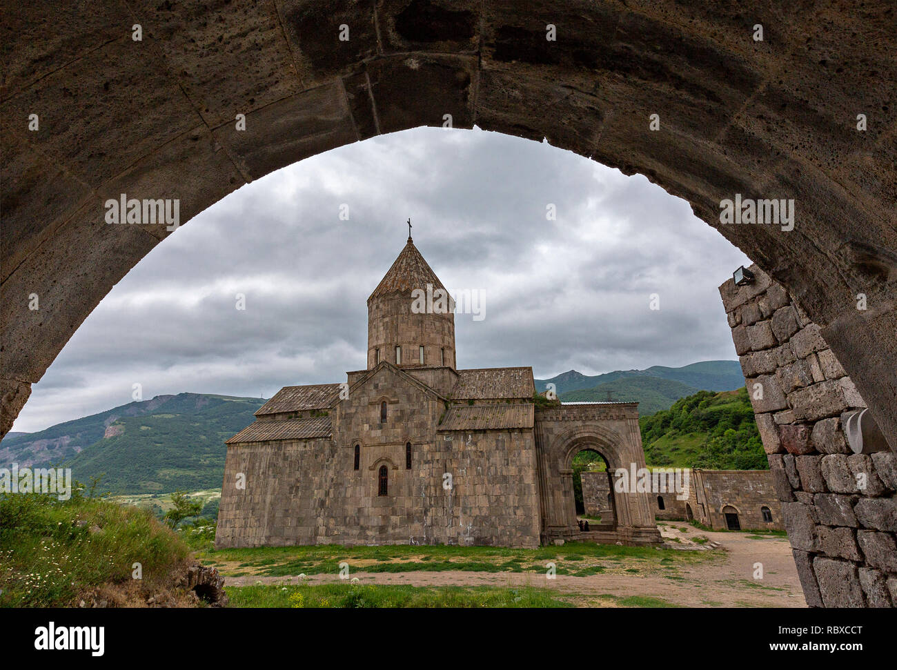 Kloster Tatev durch Torbogen, Armenien Stockfoto