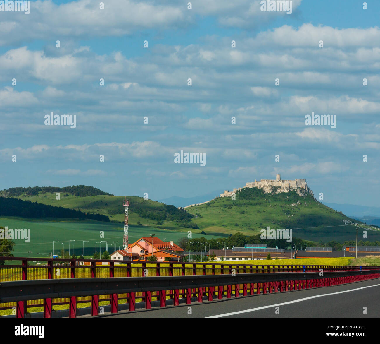 Die Ruinen der Burg Spis oder Spissky hrad in der Ostslowakei. Sommer panorama Blick von der Autobahn. Im 12. Jahrhundert erbaut. Stockfoto