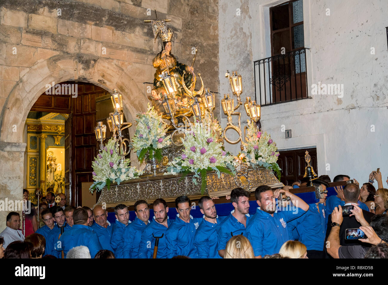 Männer aus der Stadt, die am Mariä Himmelfahrt-Tag den Palanquin aus der Kirche tragen. Carcabuey, Andalusien. SpanienAufnahme Stockfoto