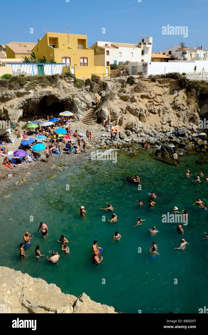 Blick auf eine überfüllte Strandbucht am Wochenende im August auf der Insel Tabarca, Alicante. Spanien Stockfoto