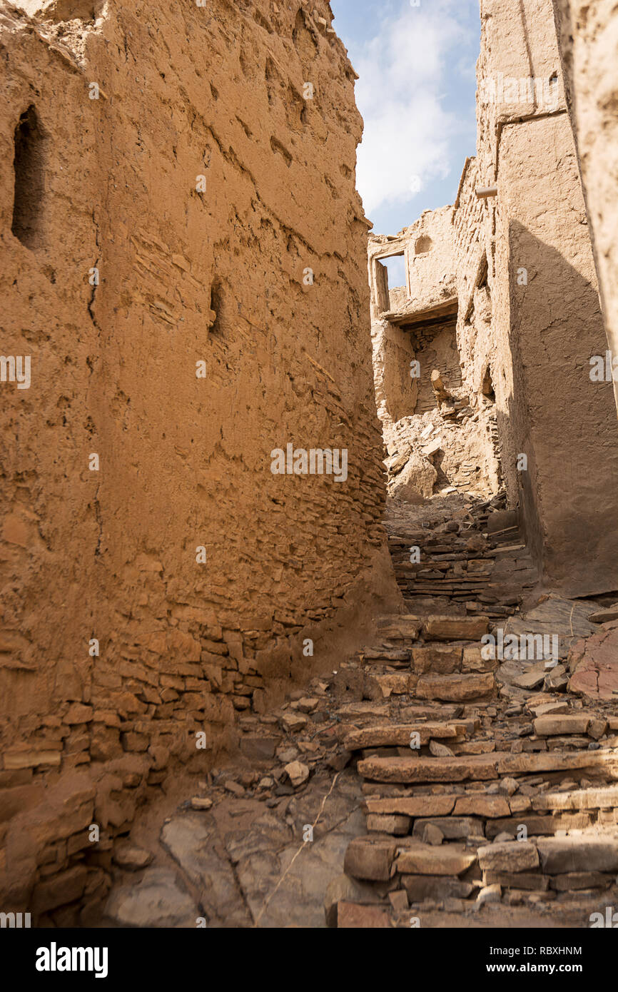 Treppe durch die verlassenen Schlamm Häuser von Birkat Al Mouz Stockfoto