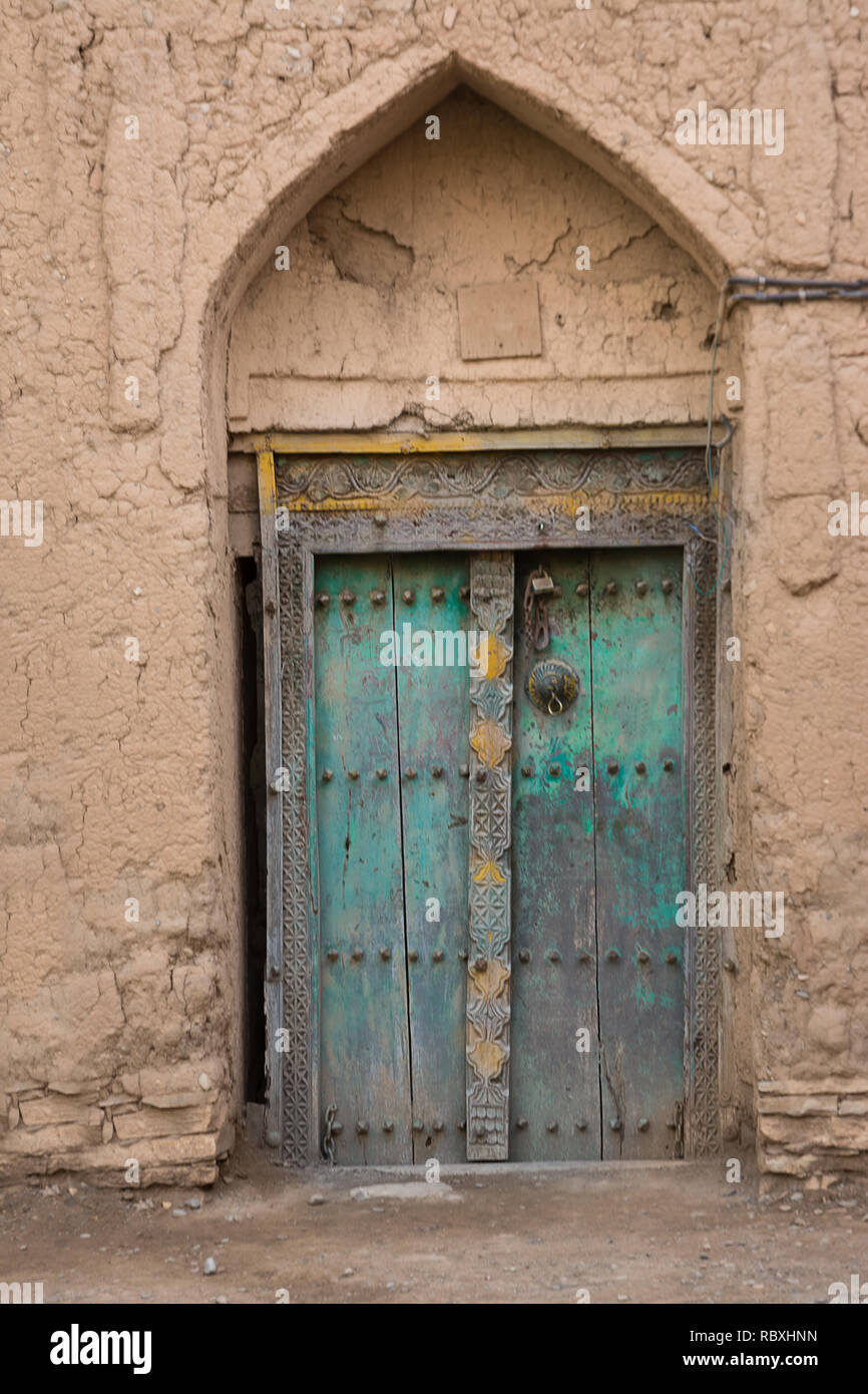 Tür eines Schlamm Haus von Birkat Al Mouz Stockfoto