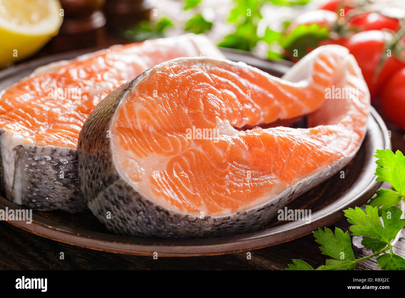 Kochen zwei frischen, rohen Lachs Fisch Steaks auf Holz rustikal Tisch closeup Stockfoto