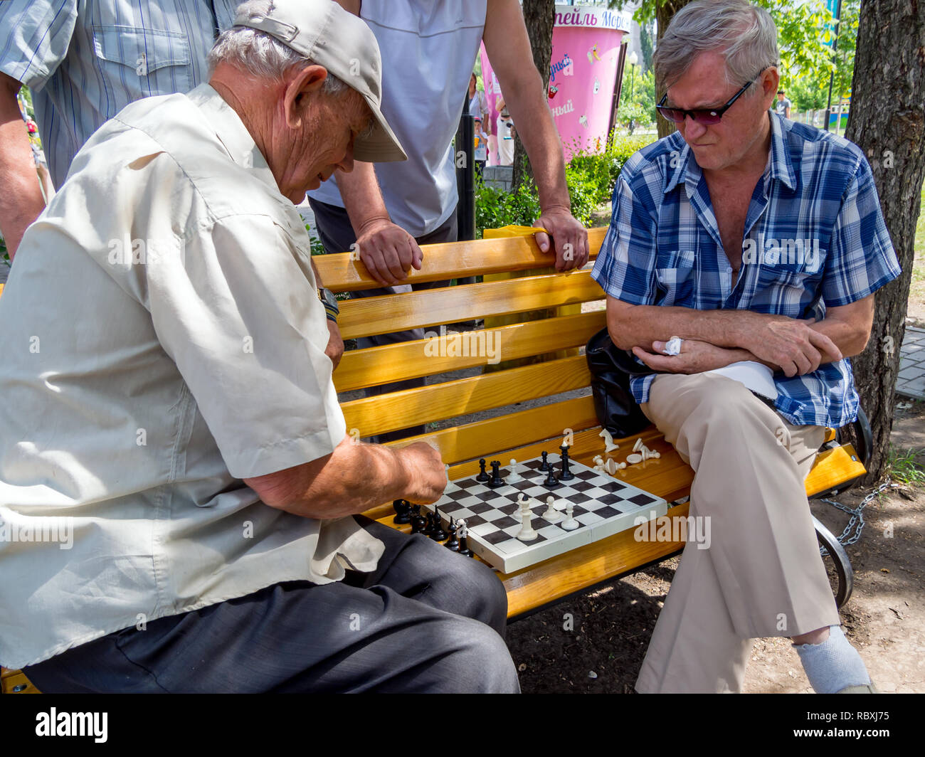 Voronezh, Russland - 12 August, 2018: Ältere Männer verbringen ihre Freizeit Schach spielen Stockfoto
