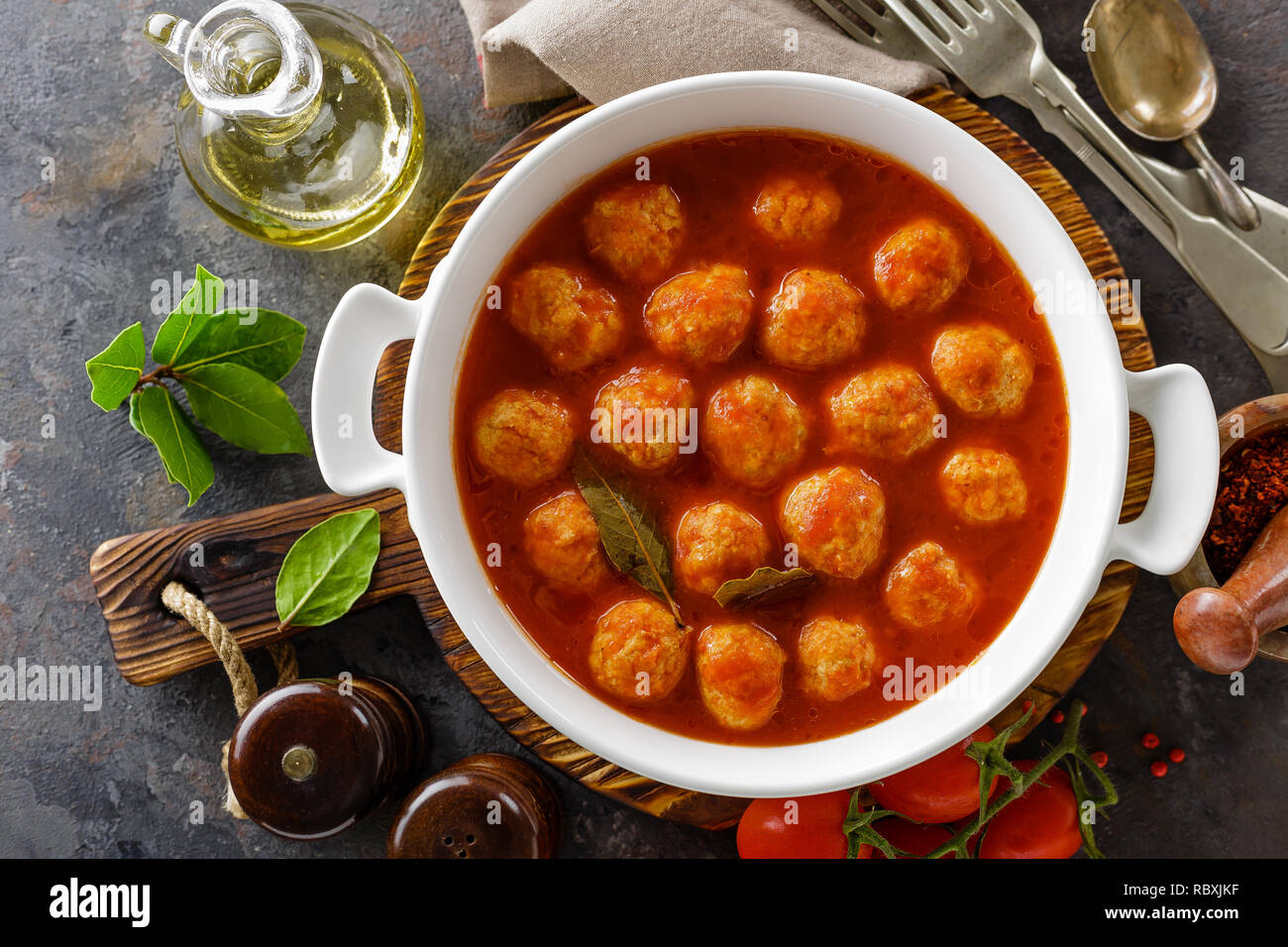 Fleischbällchen in Tomatensauce Stockfoto